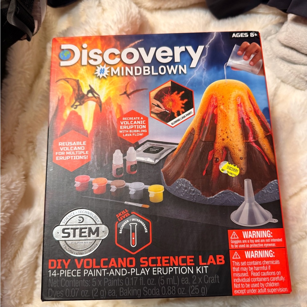 Discovery Mindblown DIY Volcano Science Lab - Bright Orange, Red, Yellow